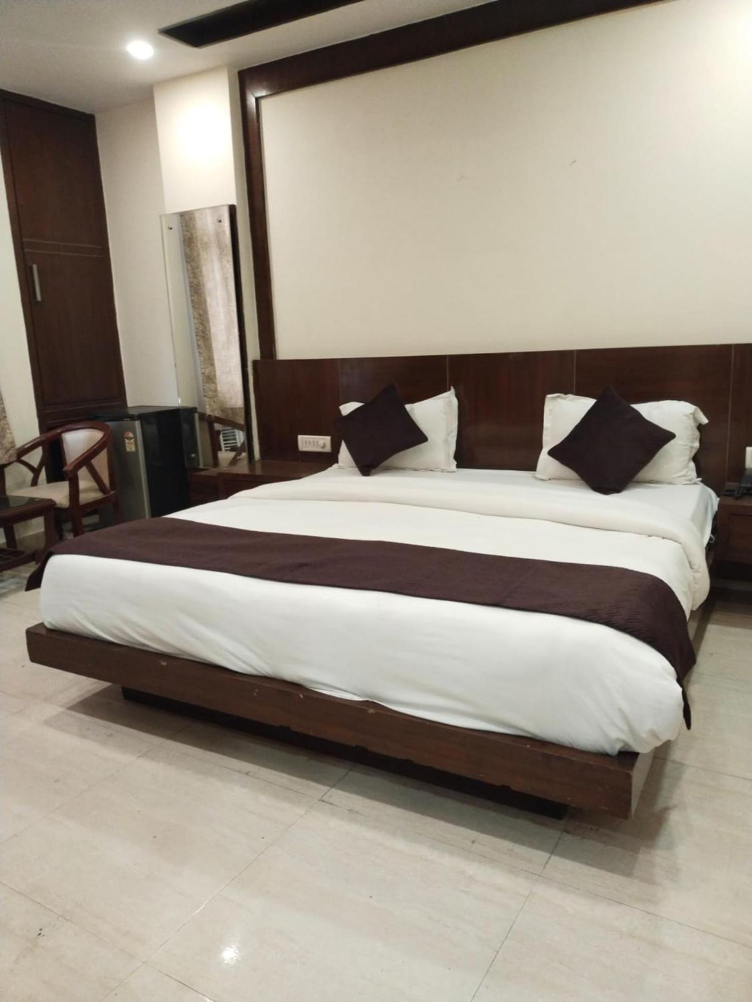 Hotel Lav Kush Deluxe At Paharganj ニューデリー エクステリア 写真